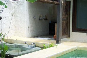 Pool, bath and shower at the Evason - from Tolfalas.com Pool, bath and shower at the Evason - from Tolfalas.com